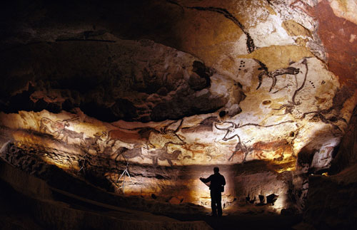 lascaux-cave-walls-438085-sw