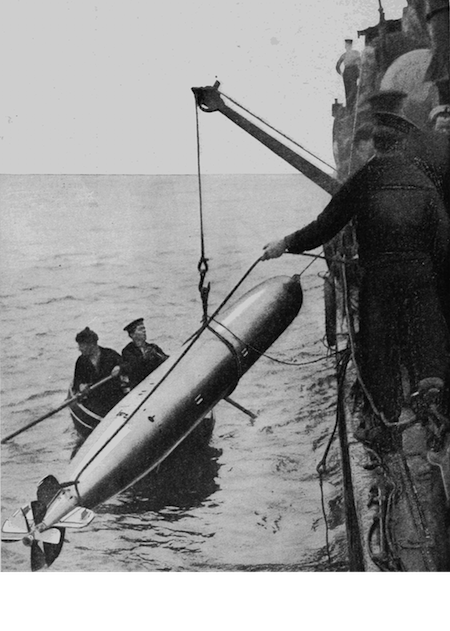 PSM_V88_D074_British_sailors_recovering_a_failed_torpedo_1916